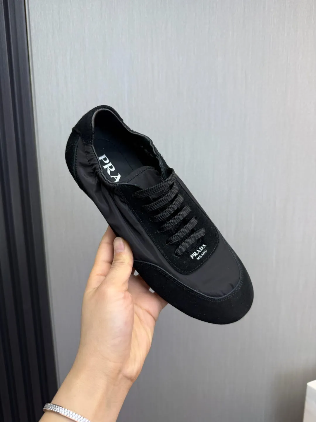 Men's shoes 💰600💰 PRADA 2025 Early Spring Collapse New Couple Style Sports Shoes Moral Training Shoes The name Collapse comes from the fact that it can be easily put on and taken off with bare hands. The light and comfortable features make it more relaxed and casual. The side elastic design can be worn twice! Super comfortable catwalk sneakers, as light and thin as ballet slippers, as comfortable as sneakers, comfortable and super light on the feet. Fabric: nubuck leather spliced ​​with nylon cloth. Silk cowhide foot pads. Size: Women's code 35/40 Men's code 39/45